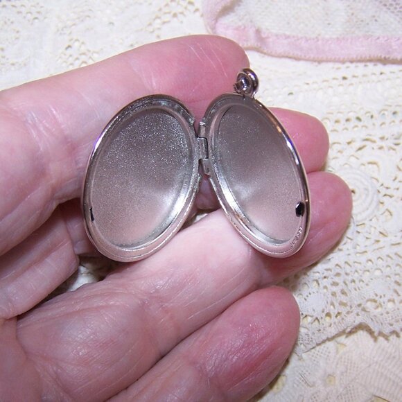 Van Dell Round Sterling Silver Locket - Engraved Design to Front - Picture 4 of 5